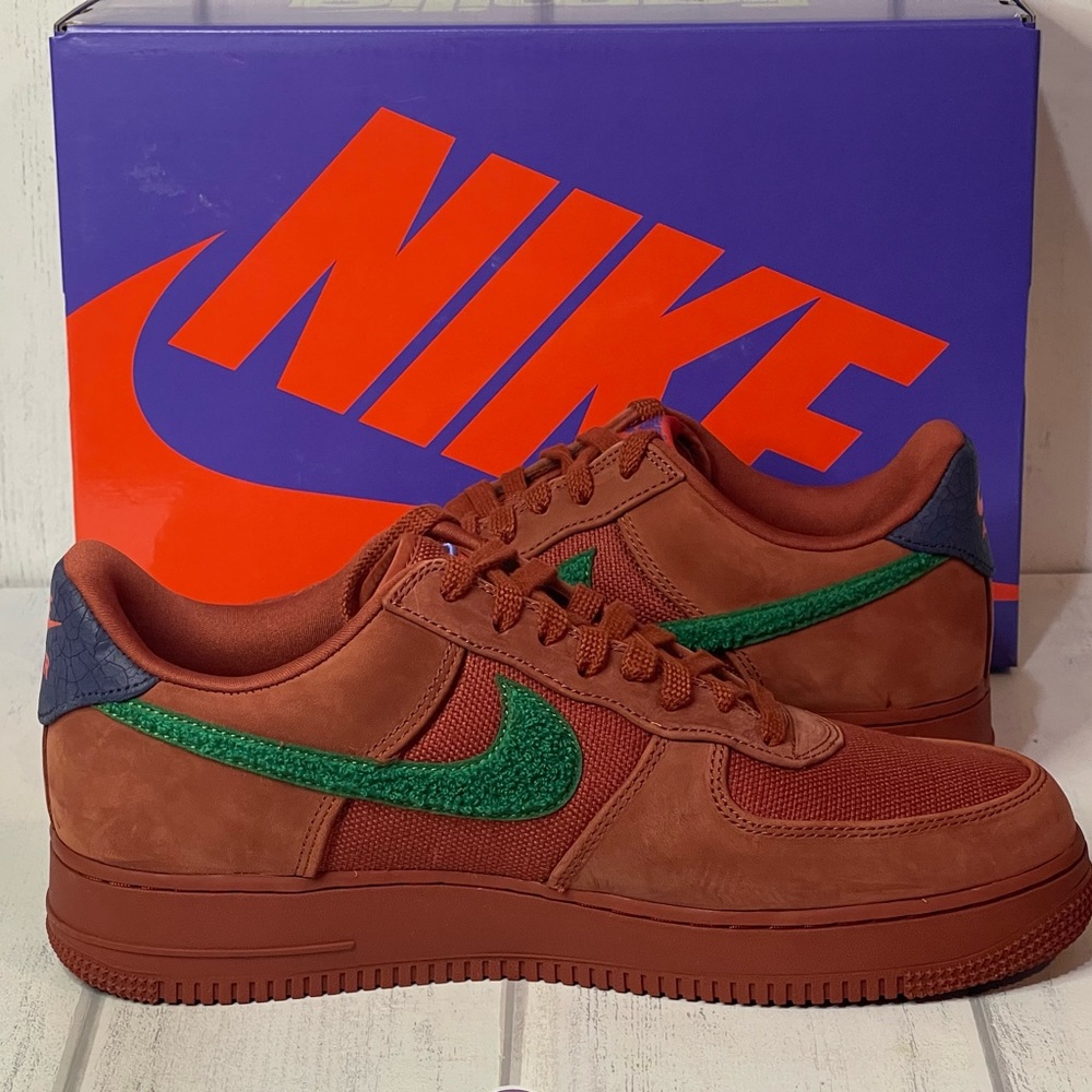 NIKE Men's  Air Force 1 Low Somos Familia Redstone size 10.5 US - Picture 10 of 12